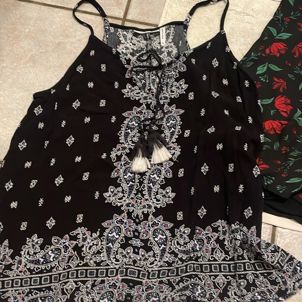 Stylish Women's Sleeveless Tops Bundle - Picture 8 of 9